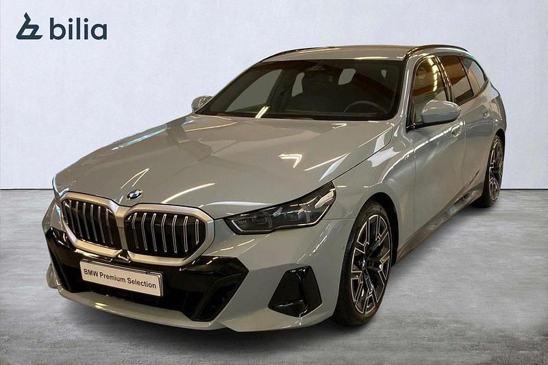 Grå Begagnad 2024 BMW 520 M Sport Kombi | 639 000 kr - Bild 1/4