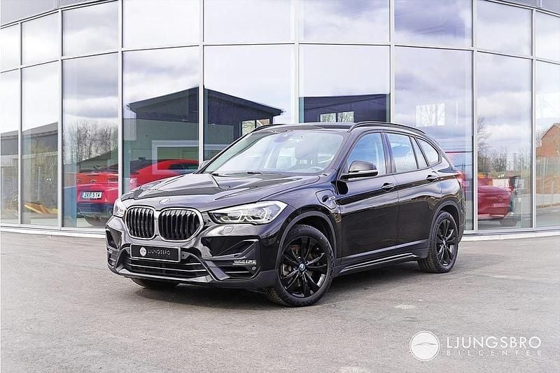 Svart Begagnad 2022 BMW X1 SUV | 319 900 kr (Superpris) - Bild 1/4