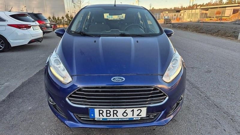 Begagnad Ford Fiesta Titanium 101 HK (74 kW) 2015 Blå Halvkombi