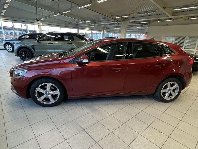 Röd Begagnad 2015 Volvo V40 Kinetic Kombi | 139 500 kr (Lite dyr) - Bild 1/4