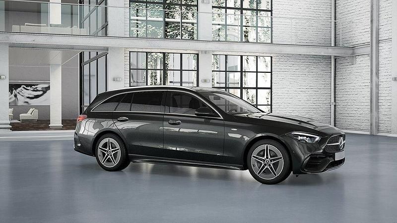 Grå ( grafitgrå metallic) Ny 2025 Mercedes C300e Kombi | 671 250 kr (Marknadspris) - Bild 1/4