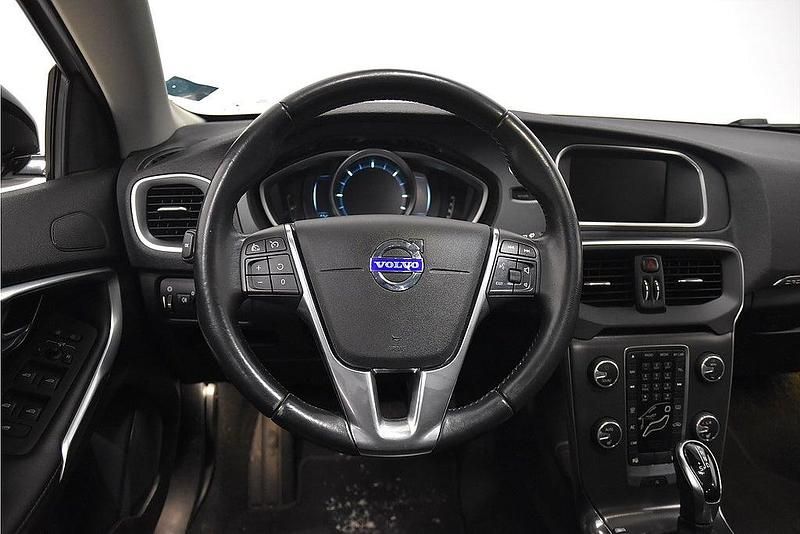 Begagnad Volvo V40 Summum 114 HK (83 kW) 2013 Vit Halvkombi