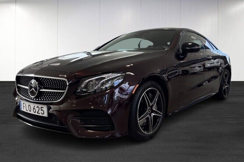 Mörkröd (red) Begagnad 2019 Mercedes E300 Sportkupé | 399 900 kr (Marknadspris) - Bild 1/4