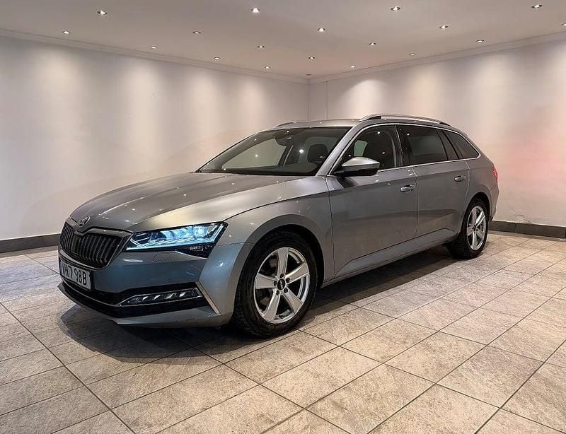 Grå Begagnad 2020 Skoda Superb Business Line Kombi | 239 900 kr (Bra pris) - Bild 1/4
