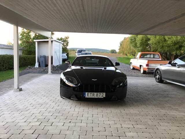 Svart Begagnad 2015 Aston Martin V8 Vantage Sportkupé | 950 000 kr - Bild 1/4