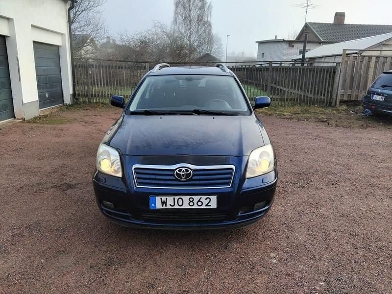 Begagnad 2004 Toyota Avensis Kombi | 40 000 kr (Marknadspris) - Bild 1/4