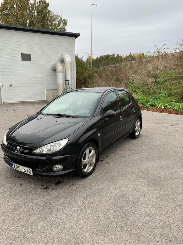 Svart Begagnad 2006 Peugeot 206 Halvkombi | 21 000 kr (Marknadspris) - Bild 1/4