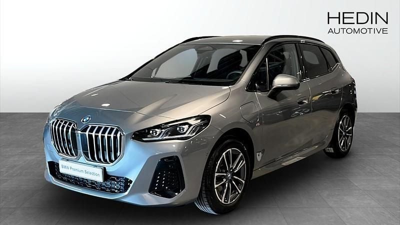 Grå (grey) Begagnad 2024 BMW 225 Active Tourer M Sport Minibuss | 409 700 kr (Dyr) - Bild 1/4