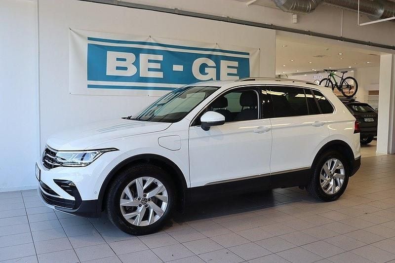 Vit Begagnad 2023 VW Tiguan Elegance SUV | 389 900 kr (Marknadspris) - Bild 1/4