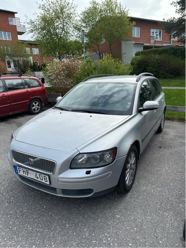 Grå Begagnad 2007 Volvo V50 Kinetic Kombi | 10 000 kr (Superpris) - Bild 1/4