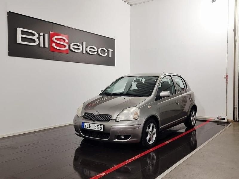 Grå Begagnad 2004 Toyota Yaris Halvkombi | 39 900 kr (Marknadspris) - Bild 1/4