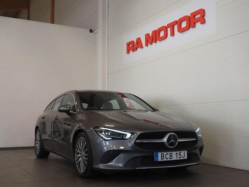 Mörkgrå Begagnad 2020 Mercedes CLA200 Shooting Brake Kombi | 259 900 kr (Marknadspris) - Bild 1/3