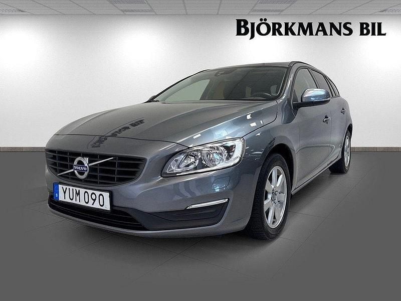 Grå Begagnad 2017 Volvo V60 Kinetic Kombi | 179 900 kr (Marknadspris) - Bild 1/4