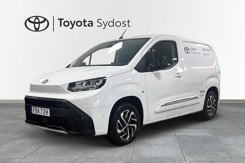 Vit Begagnad 2024 Toyota Proace City City Minibuss | 359 000 kr (Marknadspris) - Bild 1/4