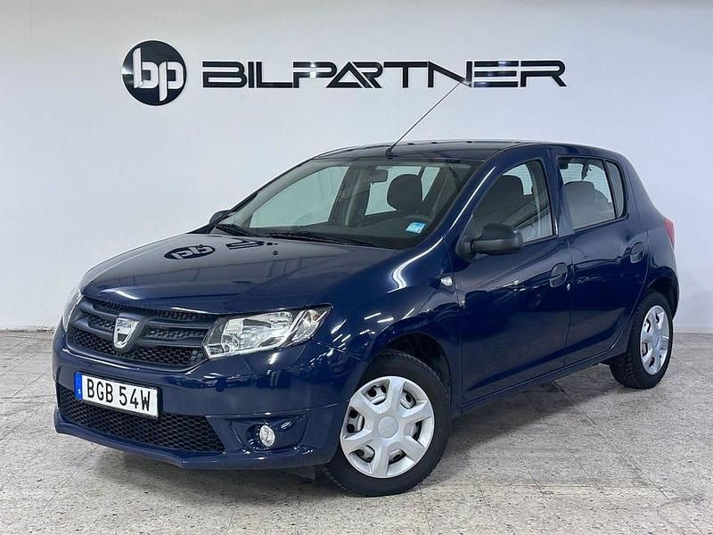 Mörkblå Begagnad 2014 Dacia Sandero Halvkombi | 49 900 kr (Marknadspris) - Bild 1/4