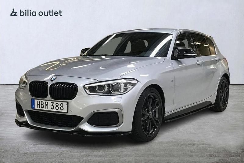 Silver Begagnad 2017 BMW M140 M Sport Halvkombi | 349 900 kr (Lite dyr) - Bild 1/3