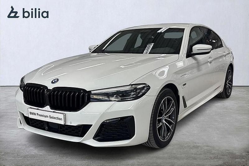 Vit Begagnad 2023 BMW 530e M Sport Sedan | 399 900 kr (Marknadspris) - Bild 1/4
