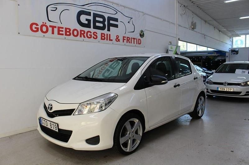 Vit Begagnad 2012 Toyota Yaris Life Halvkombi | 69 900 kr (Lite dyr) - Bild 1/4
