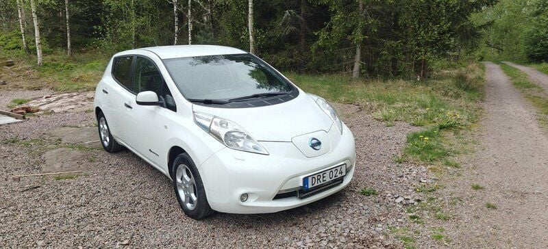 Vit Begagnad 2015 Nissan Leaf Halvkombi | 75 000 kr (Lite dyr) - Bild 1/4