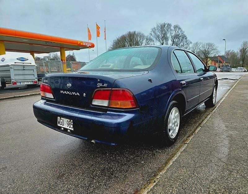 Navy blue Begagnad 1998 Nissan Maxima Sedan | 29 000 kr - Bild 1/4