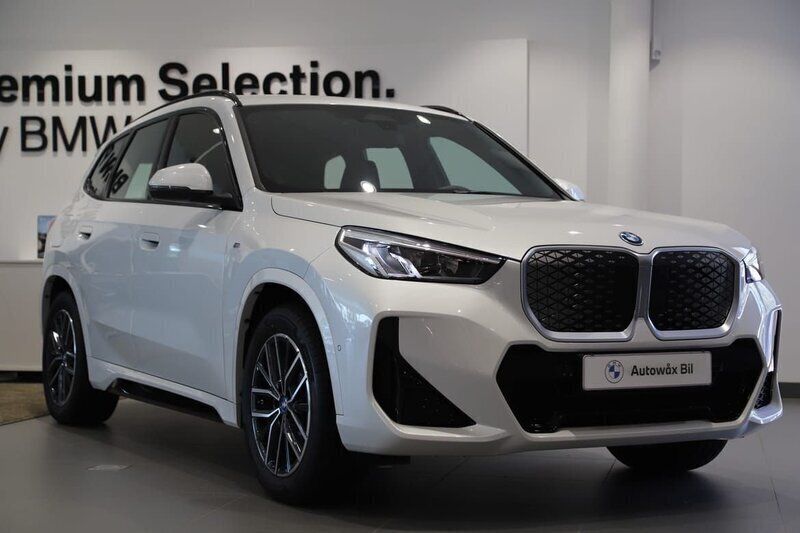Vit Begagnad 2024 BMW iX1 M Sport SUV | 539 000 kr (Marknadspris) - Bild 1/2