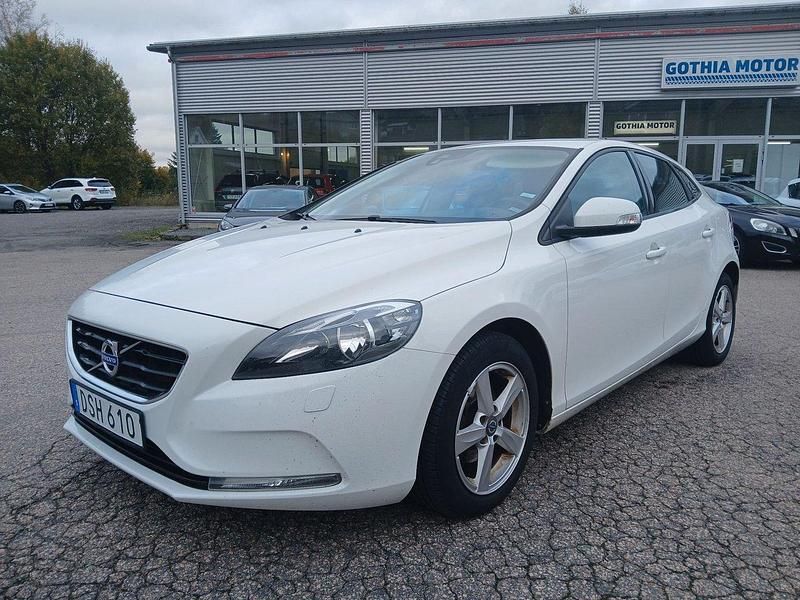 Vit Begagnad 2015 Volvo V40 Kinetic Kombi | 127 900 kr (Marknadspris) - Bild 1/4