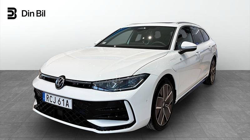 Vit Ny 2026 VW Passat Kombi | 564 600 kr (Marknadspris) - Bild 1/4