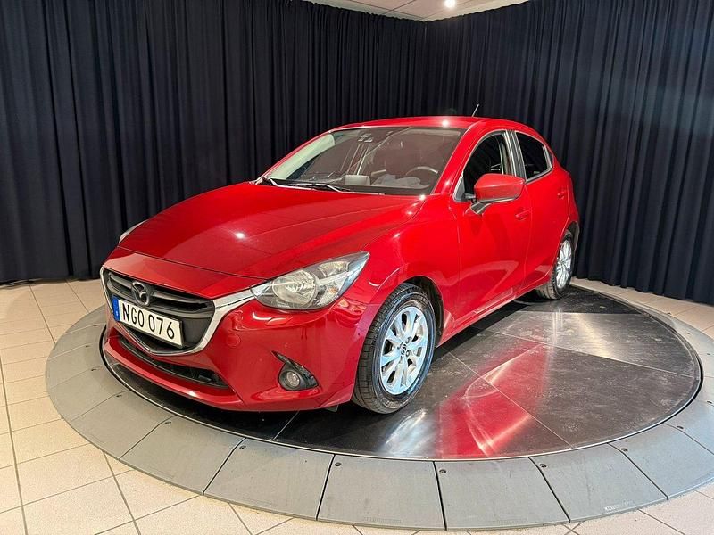 Röd metallic Begagnad 2016 Mazda 2 Halvkombi | 114 900 kr (Lite dyr) - Bild 1/4