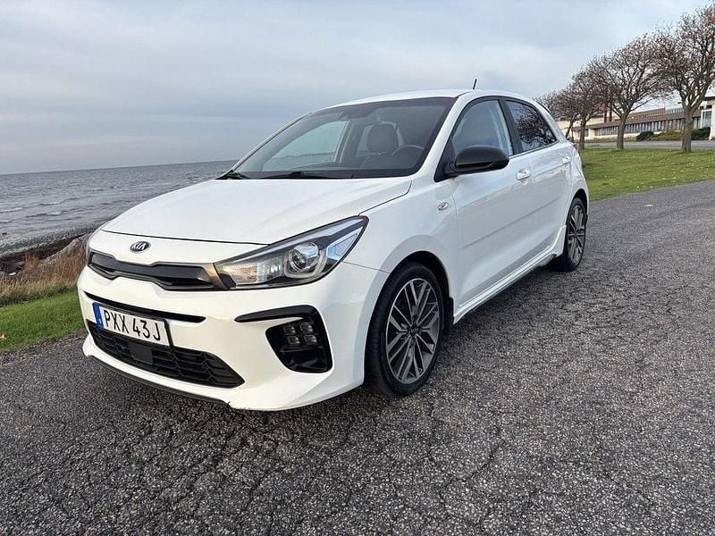 Vit Begagnad 2018 Kia Rio GT-Line Halvkombi | 124 900 kr (Marknadspris) - Bild 1/4