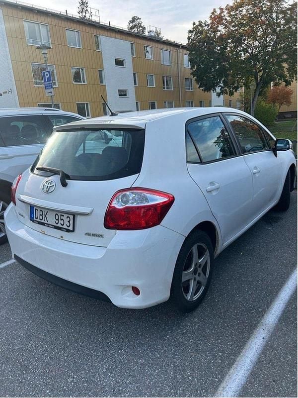 Vit Begagnad 2012 Toyota Auris Plus Halvkombi | 49 999 kr (Bra pris) - Bild 1/4