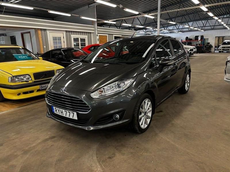 Grå Begagnad 2016 Ford Fiesta Titanium Halvkombi | 84 900 kr (Lite dyr) - Bild 1/4