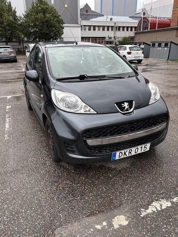 Grå Begagnad 2010 Peugeot 107 Halvkombi | 18 000 kr (Superpris) - Bild 1/2