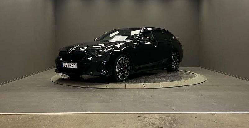 Begagnad BMW 550 Comfort Edition 490 HK (360 kW) 2025 Black sapphire metallic