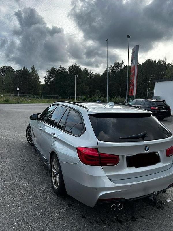 Silver Begagnad 2017 BMW 320 M Sport Kombi | 195 000 kr (Marknadspris) - Bild 1/4