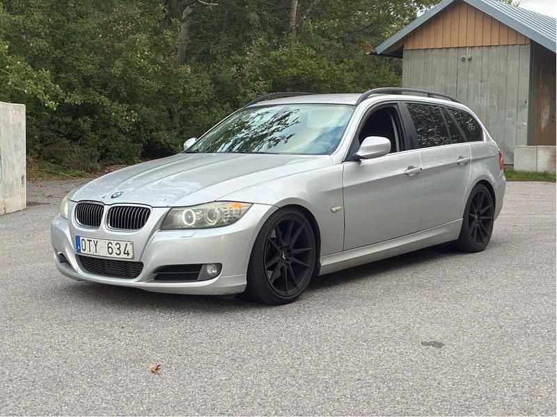 Grå Begagnad 2009 BMW 325 Kombi | 59 000 kr (Marknadspris) - Bild 1/4