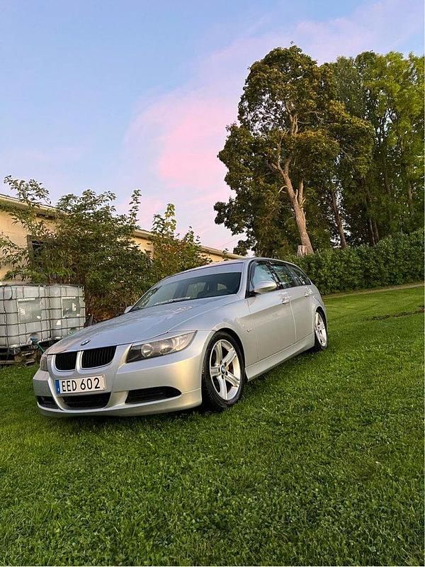 Silver Begagnad 2006 BMW 320 Kombi | 38 000 kr - Bild 1/4