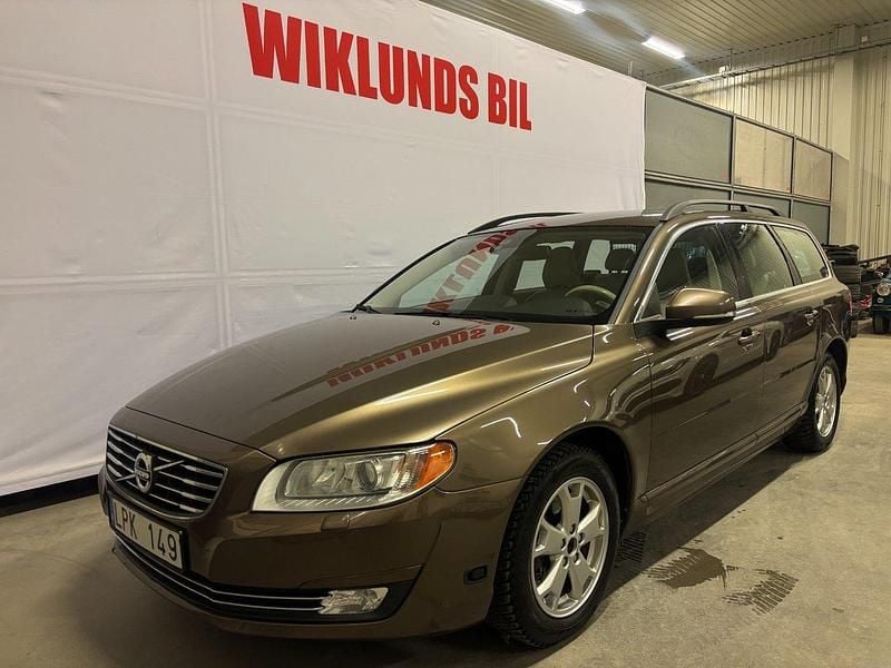 Brun Begagnad 2013 Volvo V70 Momentum Kombi | 99 900 kr (Marknadspris) - Bild 1/4