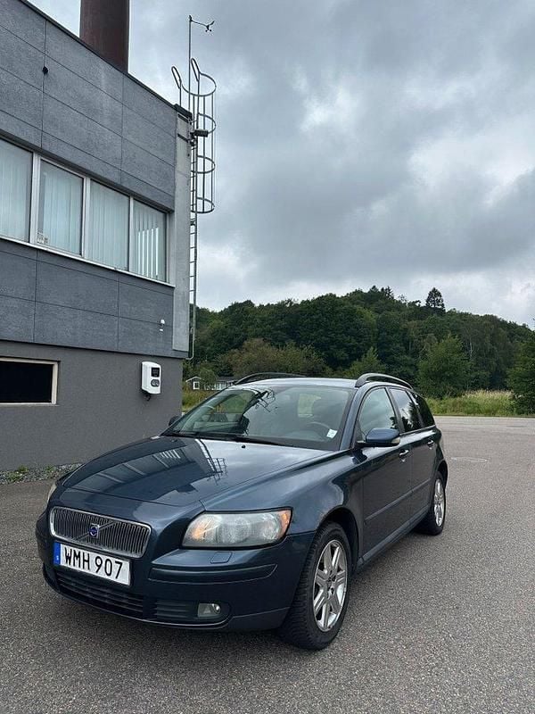 Blå Begagnad 2004 Volvo V50 Kinetic Kombi | 35 000 kr (Marknadspris) - Bild 1/4