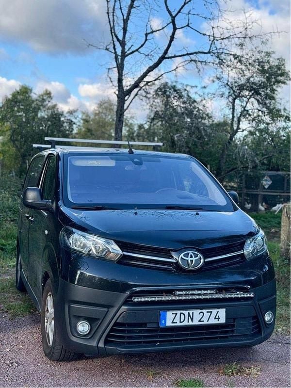 Svart Begagnad 2018 Toyota Proace Van | 99 000 kr (Bra pris) - Bild 1/4