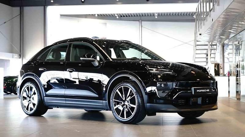 Svart Ny 2025 Porsche Macan 4 Electric SUV | 938 200 kr - Bild 1/1
