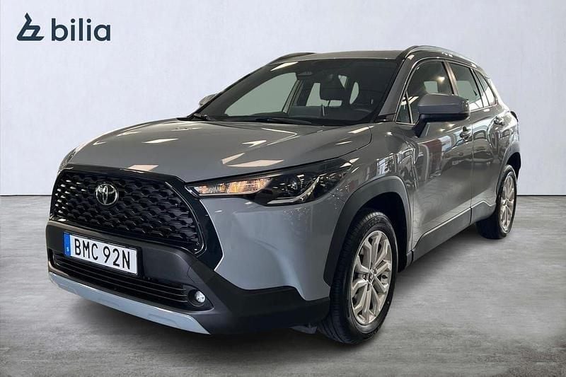Grå Begagnad 2025 Toyota Corolla Cross Active SUV | 359 900 kr (Marknadspris) - Bild 1/3