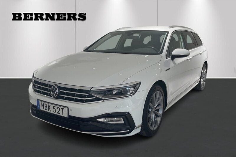 Vit Begagnad 2021 VW Passat R-line Kombi | 299 900 kr (Marknadspris) - Bild 1/4