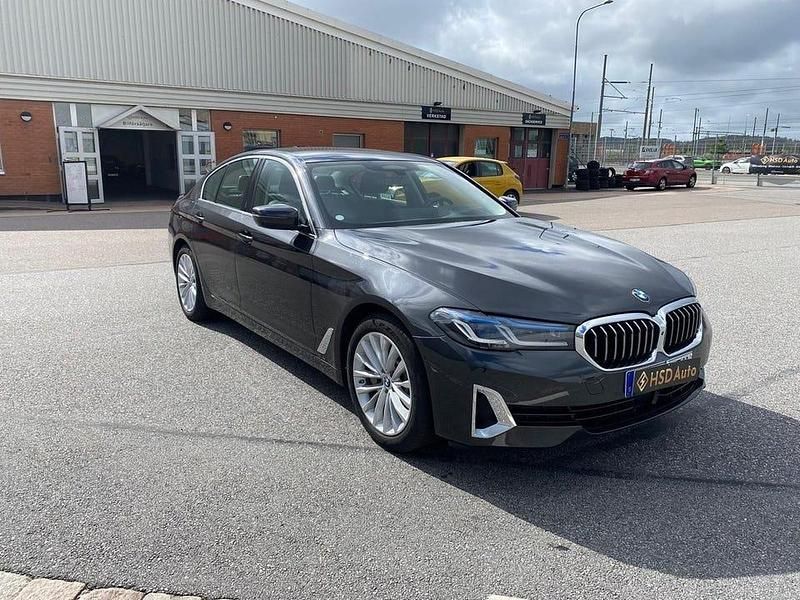 Grå Begagnad 2021 BMW 530 Sedan | 339 000 kr - Bild 1/4