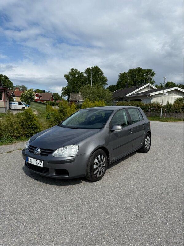 Grå Begagnad 2005 VW Golf IV Comfortline Halvkombi | 35 000 kr (Lite dyr) - Bild 1/4