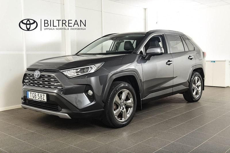Mörkgrå (grå metallic) Begagnad 2020 Toyota RAV4 Hybrid Executive SUV | 329 800 kr (Marknadspris) - Bild 1/4