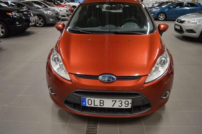 Begagnad Ford Fiesta Titanium 90 HK (66 kW) 2009 Röd Halvkombi