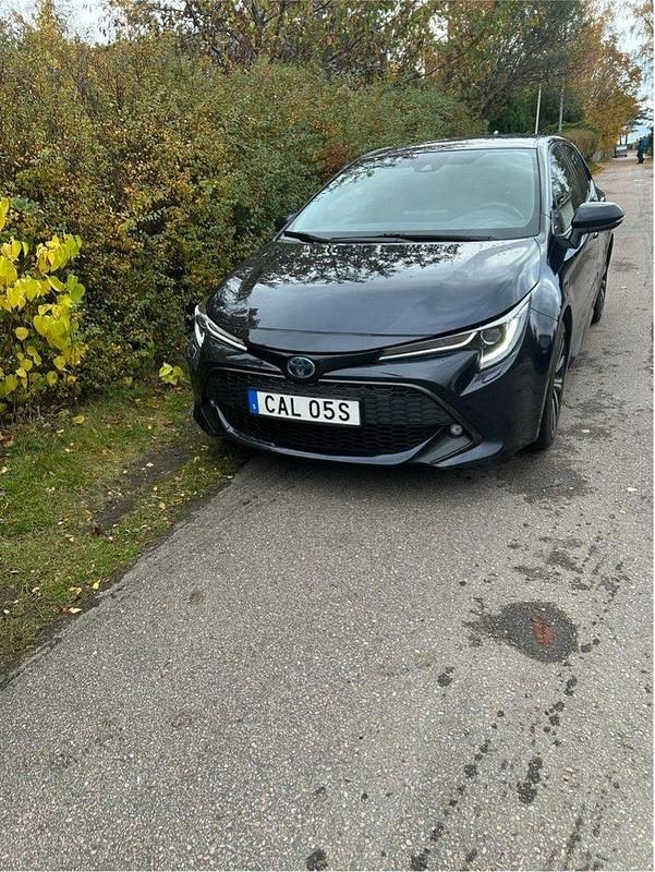 Blå Begagnad 2022 Toyota Corolla Hybrid Style Halvkombi | 230 000 kr (Marknadspris) - Bild 1/4