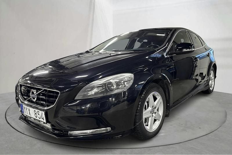 Svart Begagnad 2013 Volvo V40 Summum Kombi | 120 000 kr (Marknadspris) - Bild 1/4