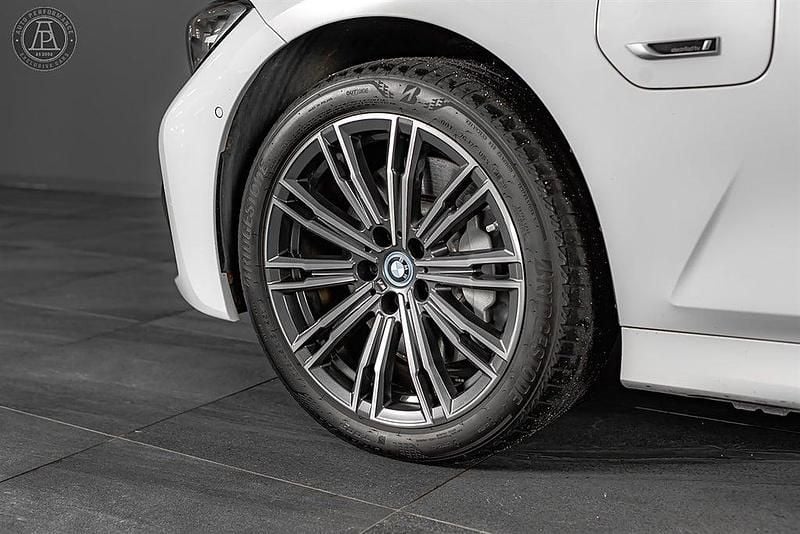 Begagnad BMW 330e M Sport 292 HK (214 kW) 2022 Alpinvit metallic Kombi
