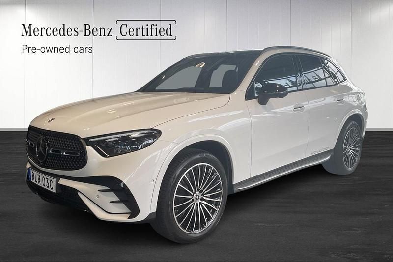 Vit (white) Begagnad 2025 Mercedes GLC300e Advanced SUV | 901 200 kr - Bild 1/4